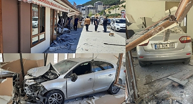 Kahramanmaraş’ta lastiği patlayan otomobil işyerlerine girdi!
