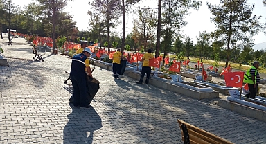 Kahramanmaraş'ta Şehitlik ve Mezarlıklar Bayrama Hazırlandı