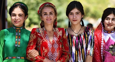 Tacikistan'da Başörtüsü ve Dini Bayramlar Yasaklandı