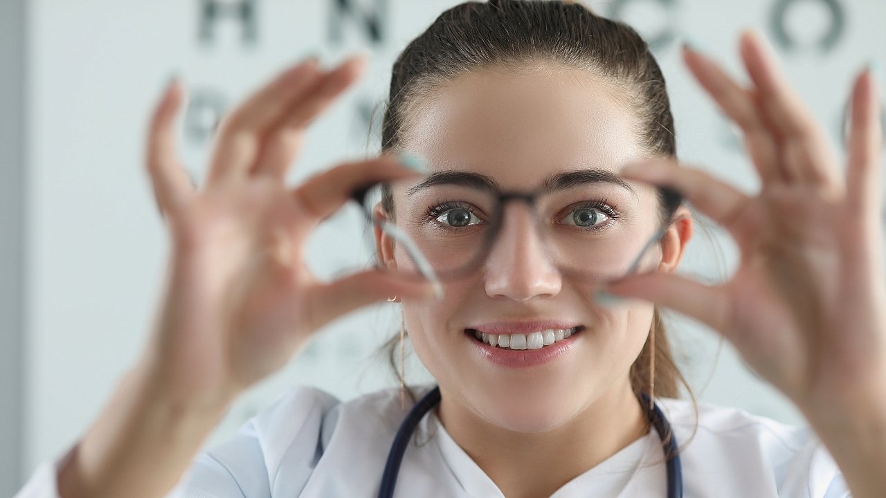 Yaz Aylarında Gözlerimizi Tehdit Eden 8 Hatalı Alışkanlık