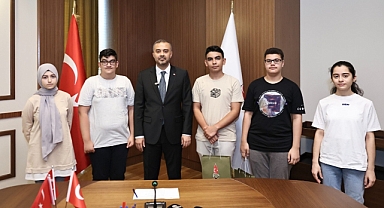 Başkan Toptaş, LGS’de Türkiye birincisi olan 5 öğrenciyi ödüllendirdi