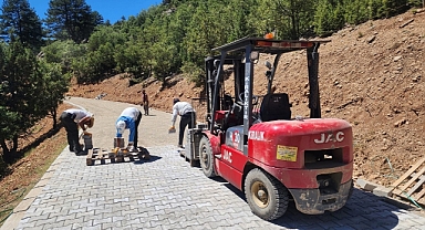 Büyükşehir Belediyesi Göksun’da Kırıkkuyu ve Kızıltaş Yollarını Yeniliyor