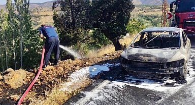 Çağlayancerit’te Seyir Halindeki Otomobil Alev Aldı