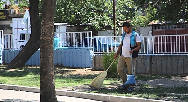 Dulkadiroğlu Belediyesi’nden Namık Kemal Mahallesi Parklarına Özel Temizlik Çalışması
