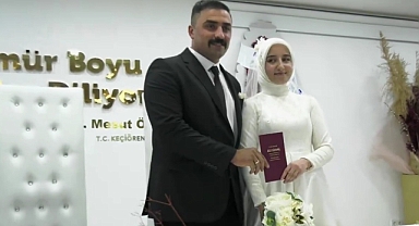 Kahramanmaraş'ta depremde kendisini enkazdan çıkaran itfaiyeciyle evlendi!