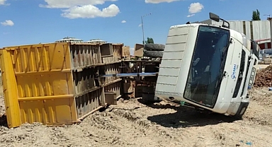 Kahramanmaraş’ta Hafriyat Kamyonu Devrildi: 1 Yaralı