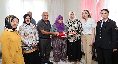 Vali Ünlüer’in Eşi Dr. Selma Ünlüer, Şehit Mehmet Ali Horoz’un Ailesini Ziyaret Etti