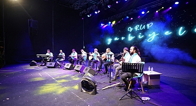 Ağustos Fuarında Grup Garbiyeli Söyledi, Müzikseverler Eşlik Etti
