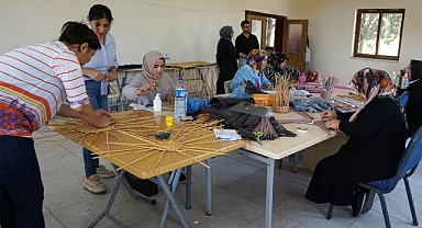 Kadınların Elinde Atık Malzemeler Sanat Eserine Dönüşüyor