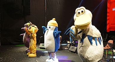 Kaptan Pengu ve Arkadaşları Ağustos Fuarı’nda Miniklerle Buluştu