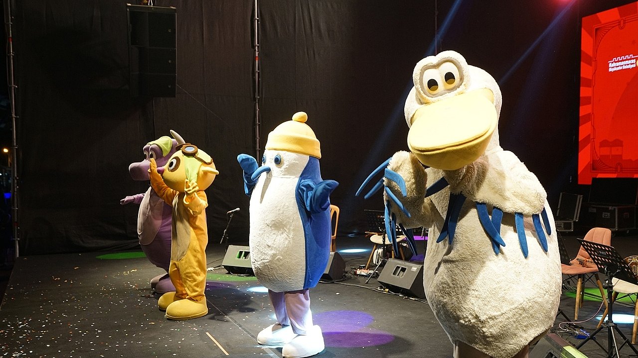 Kaptan Pengu ve Arkadaşları Ağustos Fuarı’nda Miniklerle Buluştu