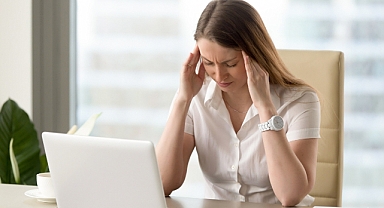 Sıcak Havalarda Geçmeyen Baş Ağrısına Dikkat: Tehlike Sinyali Olabilir