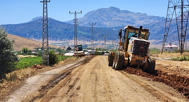 Göksun’da Ulaşım Kalitesi Artıyor: Hacıömer – Temurağa Yolunda Genişletme Çalışmaları Devam Ediyor
