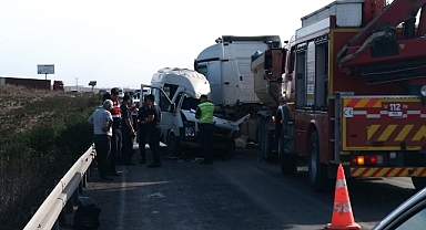 Tır ile servis minibüsü çarpıştı! 3 kişi öldü, 8 kişi yaralandı!