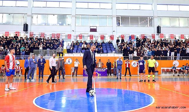 Başkan Toptaş, Cumhuriyet Spor Şöleni futsal finalini izledi!