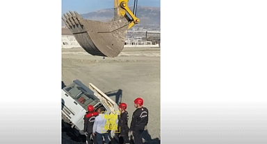 Kahramanmaraş'ta Hafriyat Kamyonu Devrildi: Sürücü Kepçe ile Kurtarıldı