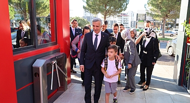 Kahramanmaraş’ta Şehit Emanetlerine Vefa: Vali Ünlüer, Yenigül Kardeşleri Okullarına Bizzat Götürdü!