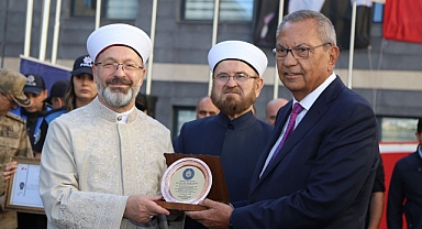 Kipaş Holding Yönetim Kurulu Başkanı Hanefi Öksüz'e Teşekkür Plaketi