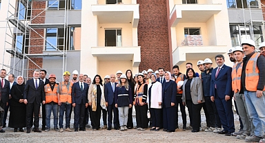 Ak Parti heyeti, deprem konutlarını inceledi!