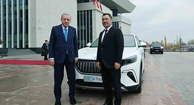 Cumhurbaşkanı Erdoğan, Kırgızistan’da Togg hediye etti