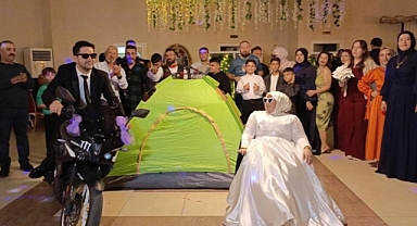 Düğün salonunu kamp alanına çevirdiler