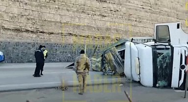 Gaziantep yolunda Hurda Yüklü Tır Devrildi! Yol Trafiğe Kapandı
