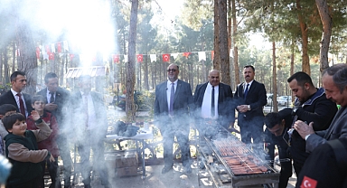 Kahramanmaraş’ta mangallar depremzede çocuklar için yandı!