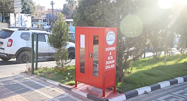 Kahramanmaraş’ta sokaklara deprem dolabı koyuldu!