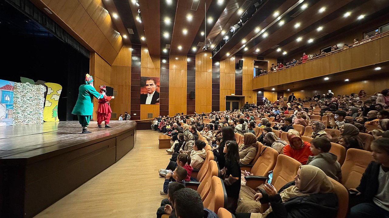 Minikler Hacivat – Karagöz Gösterisinde Eğlenerek Öğrendi!