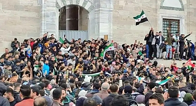 Suriye’den zafer haberi geldi, Kahramanmaraş’taki Suriyeliler şükür namazı kıldı!