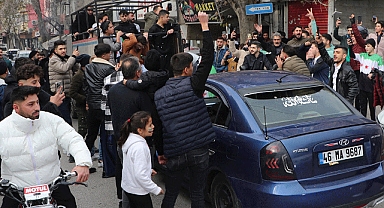 Suriyelilerden Kahramanmaraş’ta coşkulu araç konvoyu! Sevinç çığlıkları attılar! “Suriye’mize bekleriz”