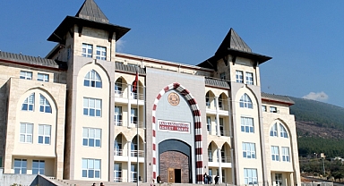Kahramanmaraş’ta Müteahhit “Kocama Hali” gerekçesiyle tahliye edildi