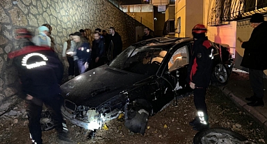 Kahramanmaraş’ta BMV İstinat Duvarını aşıp bahçeye uçtu! 3 Yaralı