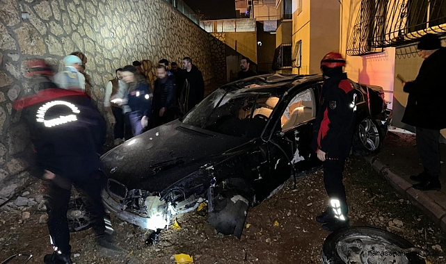 Kahramanmaraş’ta BMV İstinat Duvarını aşıp bahçeye uçtu! 3 Yaralı