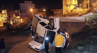 Kahramanmaraş’ta pikap otomobilin üzerine uçtu!