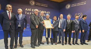 Kahramanmaraşlı 55 yıllık esnaf Ahi Beratını Bakan Polat’ın elinden aldı!