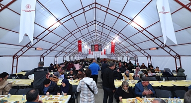 Başkan Toptaş, ilk iftarını vatandaşlarla açtı!