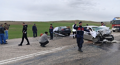İki otomobil çarpıştı! 6 ölü, 3 yaralı var