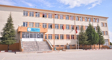 İstiklal Marşı’na Katılmayan Öğretmenlere Soruşturma Açan Kahramanmaraşlı Okul Müdürü Görevden Uzaklaştırıldı!