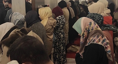 Kadın-erkek aynı safta teravih!
