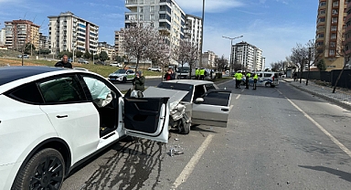 Kahramanmaraş’ta 2’si Polis 4 Kişinin yaralandığı kaza kameraya yansıdı!