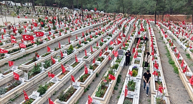 Kahramanmaraş’ta binlerce deprem şehidinin bulunduğu mezarlık bayrama hazır!