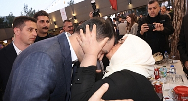Kahramanmaraş'ta bir kadın Bakan Kurum'un alnına öpücüğü kondurdu!