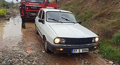 Kahramanmaraş'ta Dere Taştı: Araçta Mahsur Kalan 3 Kişi İtfaiye Tarafından Kurtarıldı