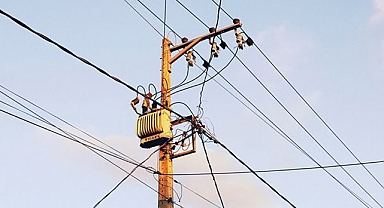 Kahramanmaraş’ta direğe çıkan yaşlı adamı elektrik çarptı!