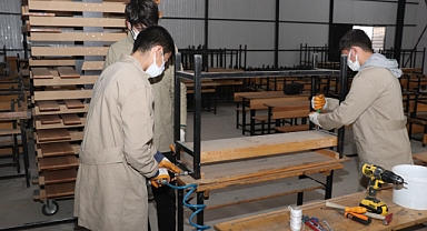 Kahramanmaraş'ta Eski Sıralar Yenilenerek Okullara Kazandırılıyor