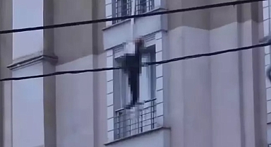 Balkon korkuluklarında kendini astı!