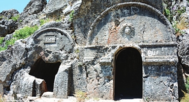 Çukurhisar Kaya Mezarları Nerede?