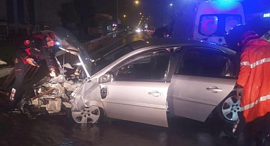 Kahramanmaraş’ta Kontrolden Çıkan Otomobil Refüje Çarptı: 2 Yaralı