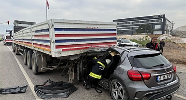 Kahramanmaraş'ta otomobil tıra saplandı!